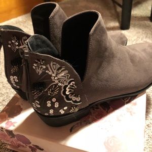 6 1/2 Kenneth Cole Reaction Brown Booties